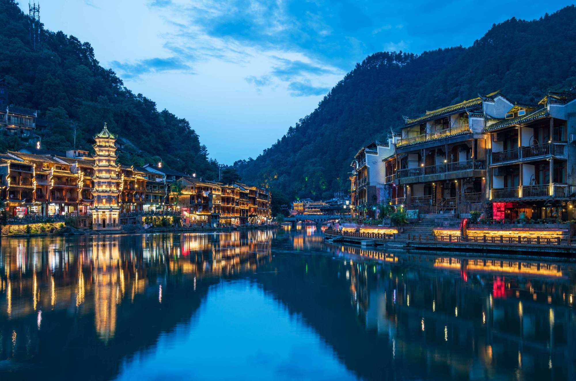 夕阳映照下的古城桥影，湖南某古城街道的宁静黄昏